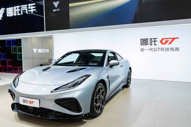 惠州11哪吒汽车在智能汽车领域的表现，领途汽车在新能源汽车市场中的影响力